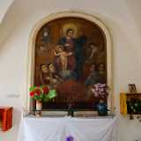 Nell�immagine Maria regge le chiavi del Paradiso mentre Ges� indica le porte del cielo come via da seguire